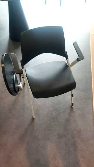 Ca. 12x Stoelen met schrijfblad op de leuning, zwart